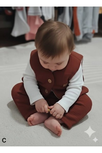 Müslin Dokulu Bebek 3'lü Takım - Kiremit Rengi Şişme Yelek, Salopet ve Fitilli Body Seti 9 AY
